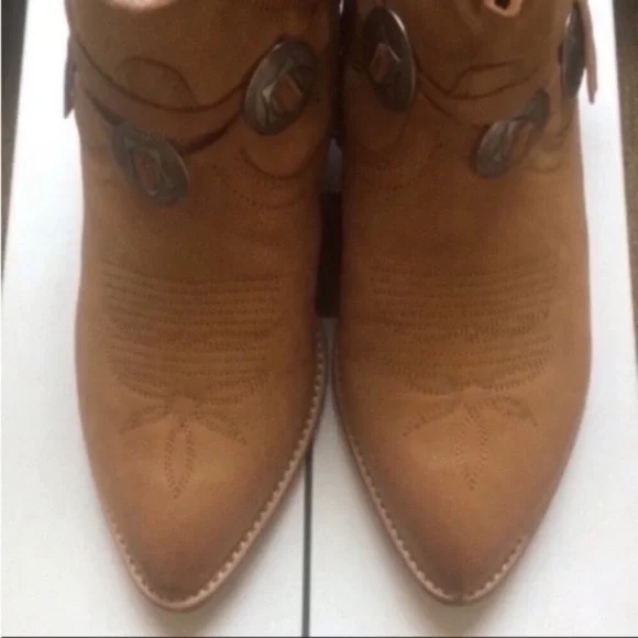 NWB 7.5 Dolce Vita Skye Booties